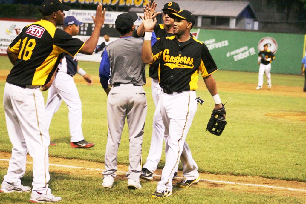 Omar Luna y Julián Tavares son felicitados por sus compañeros